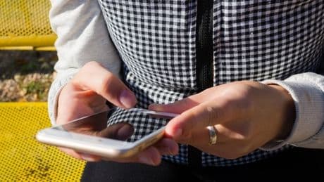 Madre vieta il cellulare alla figlia, 14enne si lancia dalla finestra dopo un litigio