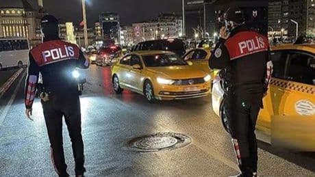 İstanbul polisi 'huzur' uygulaması gerçekleştirdi! Tek tek kontrol edildi