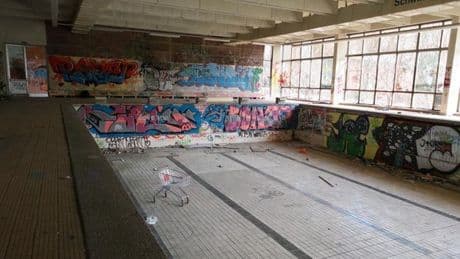 Lost Places: So wurde die einst prächtige Schwimmhalle zur Ruine