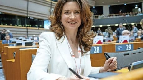 Regionen-Präsidentin Tüttő warnt vor Einschnitten bei Regionalförderung