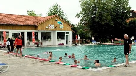 Bürokratie bizarr! Gemeinde saniert Freibad ohne Fördermittel - und spart damit Geld