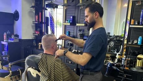 Aus Syrien nach Brandenburg - Vom minderjährigen Flüchtling zum Friseurmeister