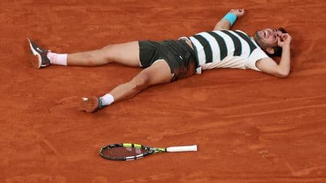 Carlos Alcaraz in even krankzinnige als legendarische finale van Roland Garros na ruim vijf uur langs Jannik Sinner