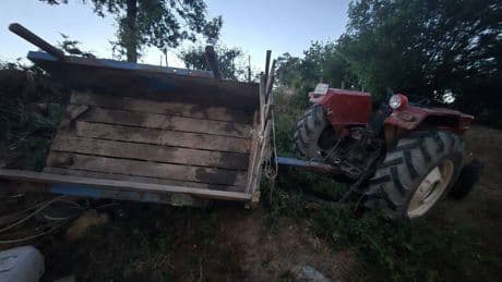 Devrilen traktörün altında kalan kadın ağır yaralandı