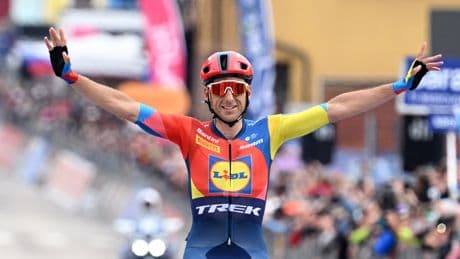 Asiago celebra a Carlos Verona, el gran gregario que gana la primera etapa de montaña del Giro de Italia