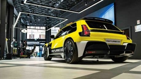 Renault 5 Turbo 3E debutta in Italia. La supercar compatta elettrica presentata a Milano