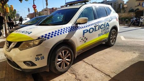 Amenaza a su madre con un hacha, se encierra con una menor y es detenido bajo la cama con una ballesta