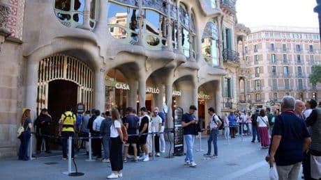 Decenas de miles de personas salen a la calle para participar en la 'Nit dels Museus'