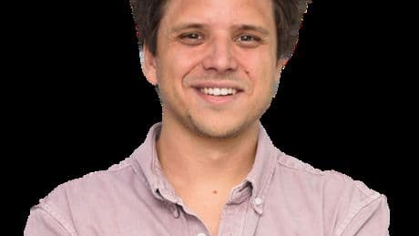Casi miró