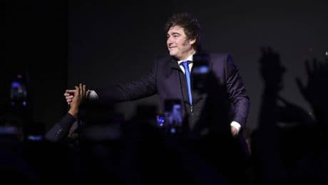 Armani, Nike y Adidas se lanzan a Argentina tras el éxito de Milei
