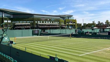 Wimbledon, la excelencia británica llevada al extremo: marcadores &#039;a mano&#039;, formación &#039;militar&#039; a los recogepelotas, trajes a medida...