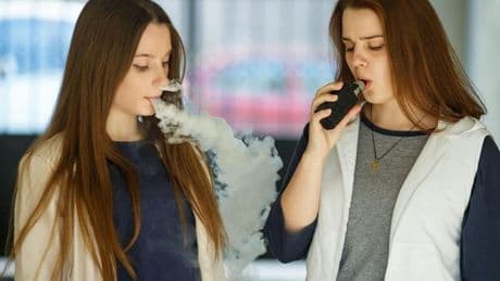 Osakidetza alerta contra banalizar el vapeo: «Lo hemos visto de regalo de comunión»