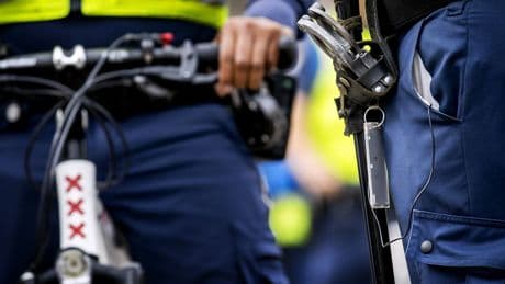Met de boa en de wapenstok is de gemeentepolitie terug van weg geweest