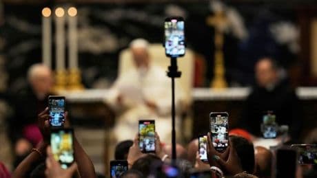 Kirche im digitalen Zeitalter: Bizeps, Tattoo und Soutane: Moderne Gesichter der Kirche