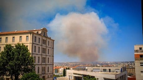 Incendie à Marseille : aéroport fermé, le feu continue de se propager à une vitesse « très rapide »