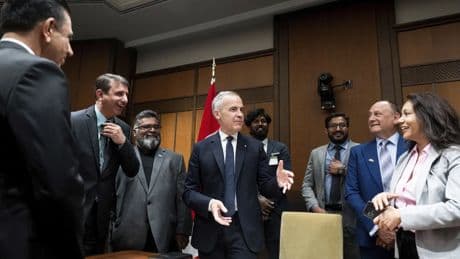 El primer ministro de Canadá jura su cargo como diputado y alerta de que el país &quot;está en un momento crítico&quot;