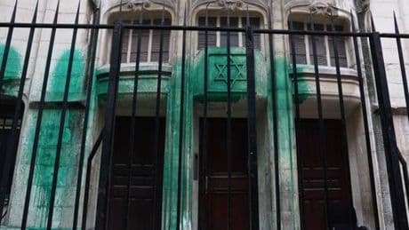 Lieux juifs aspergés de peinture : trois Serbes mis en examen pour dégradations en lien « avec une puissance étrangère » ; la Russie soupçonnée d’ingérence