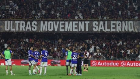 Salernitana-Sampdoria sospesa: petardi e seggiolini in campo. Ecco cosa è successo nel playout di ritorno di Serie B