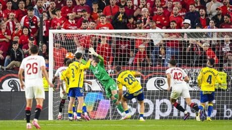 El Sevilla respira, echa una mano al Espanyol y deja al Las Palmas al borde de Segunda