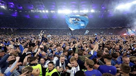 Bundesliga'ya yükselen Hamburg'un kutlamalarında yaşanan izdihamda 26 taraftar yaralandı