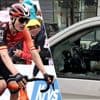 INEOS-kopman Carlos Rodriguez moet opgeven na val - Motor en cameramateriaal van VRT ‘s nachts gestolen