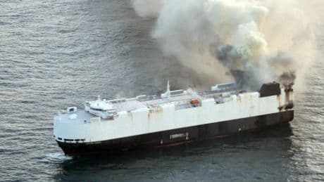 La pesadilla se repite: una nueva embarcación sufre un incendio con más de 700 coches eléctricos