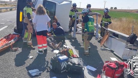 Tres heridos tras el vuelco de un camión de mudanzas en Villazopeque: uno de ellos quedó atrapado