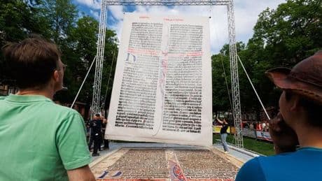 Kultursommer-Eröffnung: Metergroße Bibelseite in Mainz gedruckt