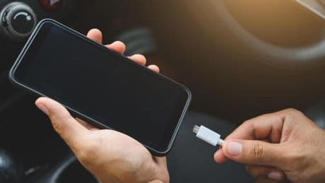 “Nunca dejes teléfonos móviles en el coche, la batería de litio podría tener fugas con el calor”: la advertencia de un experto en tecnología para evitar explosiones o incendios