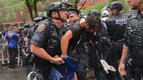 New York'taki göçmen protestosuna polis müdahalesi: Çok sayıda gözaltı