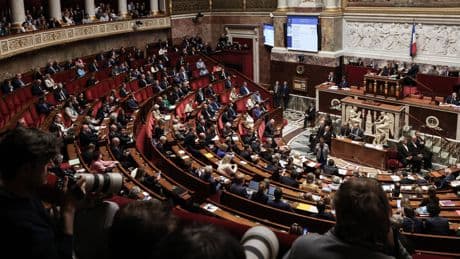 En l'absence du MoDem, les députés adoptent à l'unanimité la promotion posthume de Dreyfus