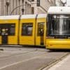 Er fuhr seinen Wagen noch beiseite: Autofahrer bricht nach Unfall mit Bahn zusammen