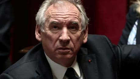 Attaque au couteau à Nantes: Bayrou demande une "intensification des contrôles" aux abords des écoles