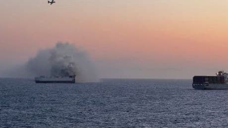 Alaska: Frachter mit Elektrofahrzeugen im Pazifik in Brand geraten