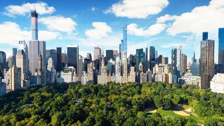 New York sospesa tra affollamento e incertezza: il turismo rischia il colpo dei dazi. Ma è boom di italiani