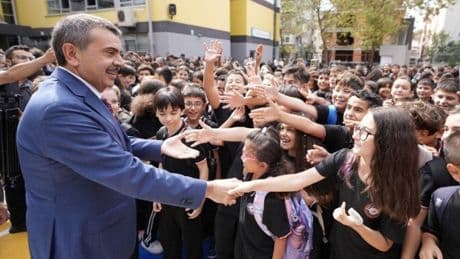 Bakan Tekin'den kendisini davet eden öğrencilere ziyaret