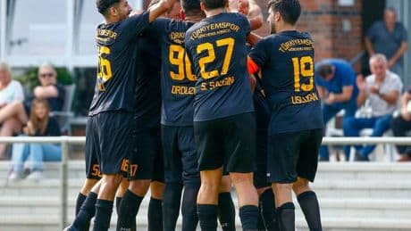 Wildes Spiel mit etlichen Gelben Karten: Türkiyemspor dreht das Topspiel gegen Lürrip noch