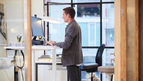 ¿Deberías trabajar en un escritorio de pie?