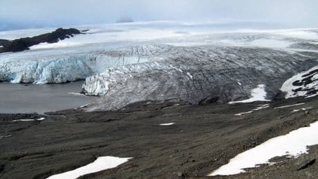 Un glaciar antártico se derrite y deja a la vista un cuerpo humano: es el resultado de lo que pasó en 1959