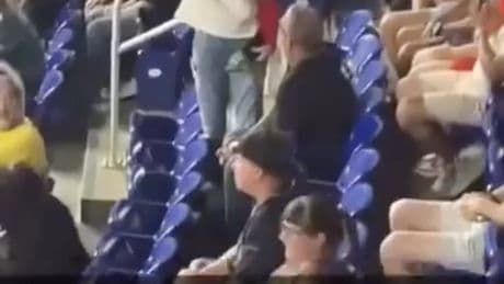 Defiant Phillies fan flips off crowd after taking ball from young boy, father