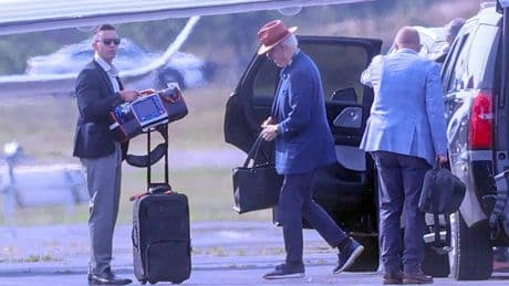 In viaggio con un defibrillatore portatile. Dopo Biden, mistero sulla salute di Clinton