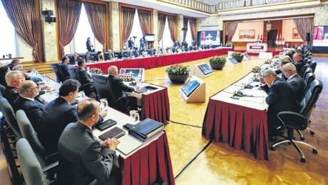 Komisyon tarihi bir adım ilk düğme doğru iliklendi