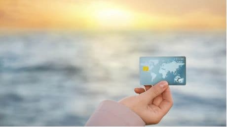 Gebühren im Ausland vermeiden: Mit der passenden Kreditkarte bis zu 70 Euro sparen