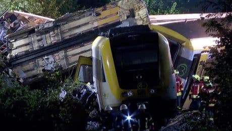 Beelden: treinstel volledig ontspoord na ernstig ongeluk in Duitsland