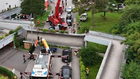 Linz: Brücke stürzt ein – Transporter-Fahrer eingeklemmt