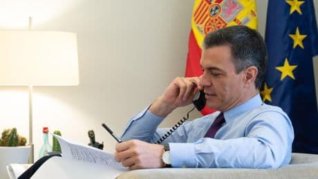 El Gobierno gastará 9 M en una campaña "urgente" contra el fascismo: un 30% de jóvenes apoya "gobiernos autoritarios"