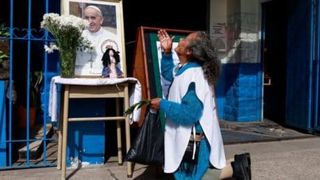 Mort du pape : les Argentins catholiques pleurent leur « Papa Francisco », un « bon voisin »