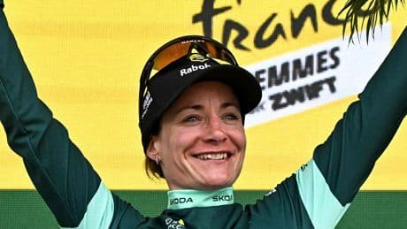Marianne Vos (38) ziet geel en groen in Tour de Femmes na indrukwekkend startweekend: ’Ze blijft haar grenzen maar verleggen’