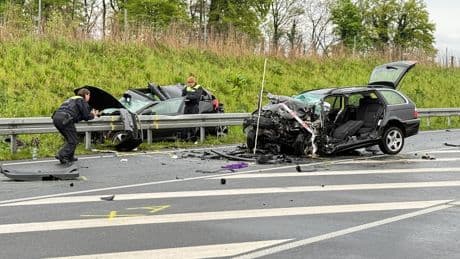Fahrer (30) stirbt nach Frontalcrash - Mann schleudert bei Starkregen in Gegenverkehr