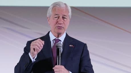 Dimon: «L’effetto dei dazi non si è ancora fatto sentire del tutto». Bce: rischi per le banche